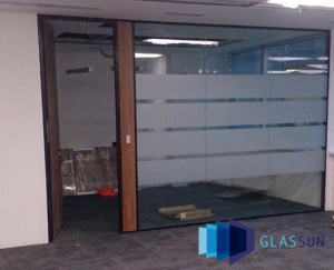 ТОНИРОВКА ПЕРЕГОРОДОК ИЗ СТЕКЛА В ОФИСЕ