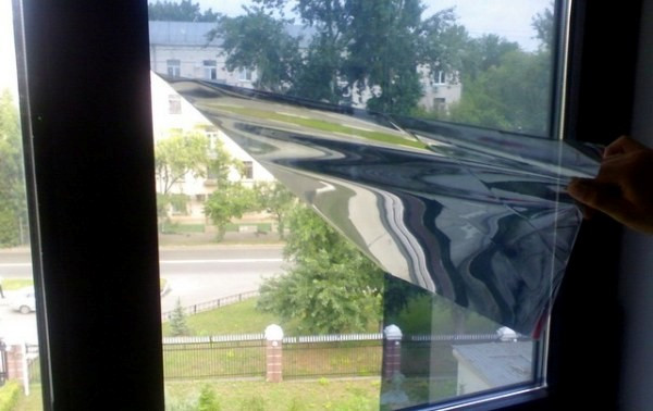 OLNCEZAShhITNAJa-PLENKA-NA-OKNA-1 Основное назначение солнцезащитной пленки – отражать солнечный свет.