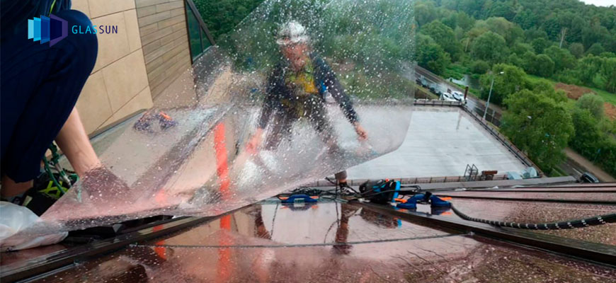 Услуги промышленных альпинистов для высотных работ при тонировке окон