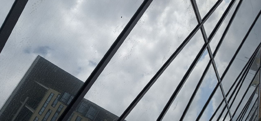 "Самоклеющаяся зеркальная пленка для окон с долговечным защитным эффектом"